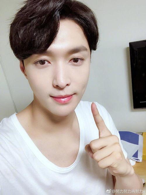 自拍照男明星,揭秘自拍照中的男明星魅力